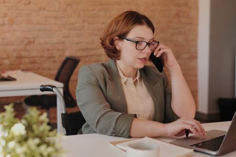 Femme au téléphone