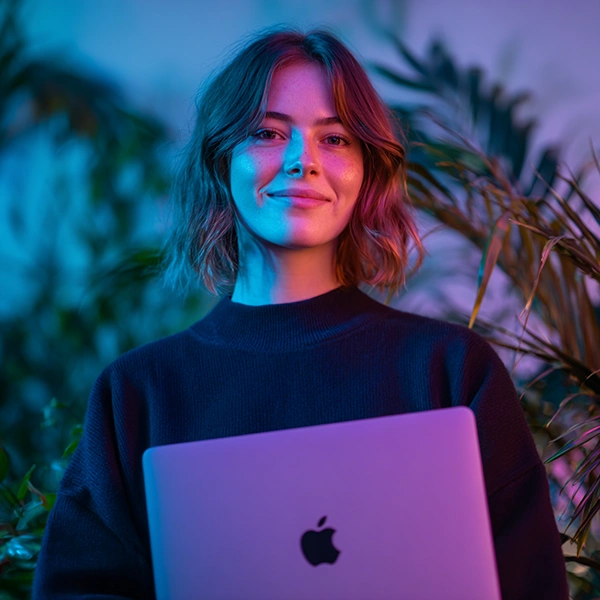 Etudiante regarde l'objectif